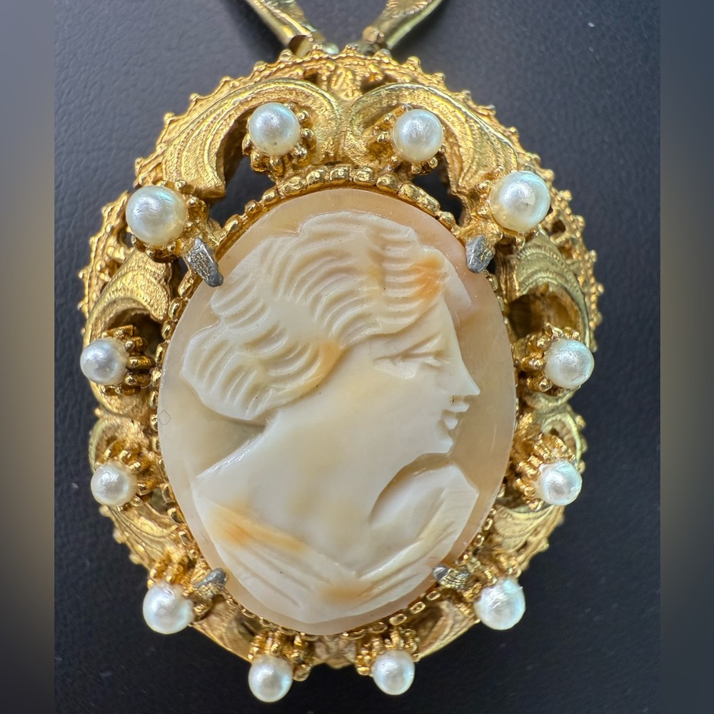Vintage FLORENZA Shell Cameo Pendant Brooch Necklace Gold Tone